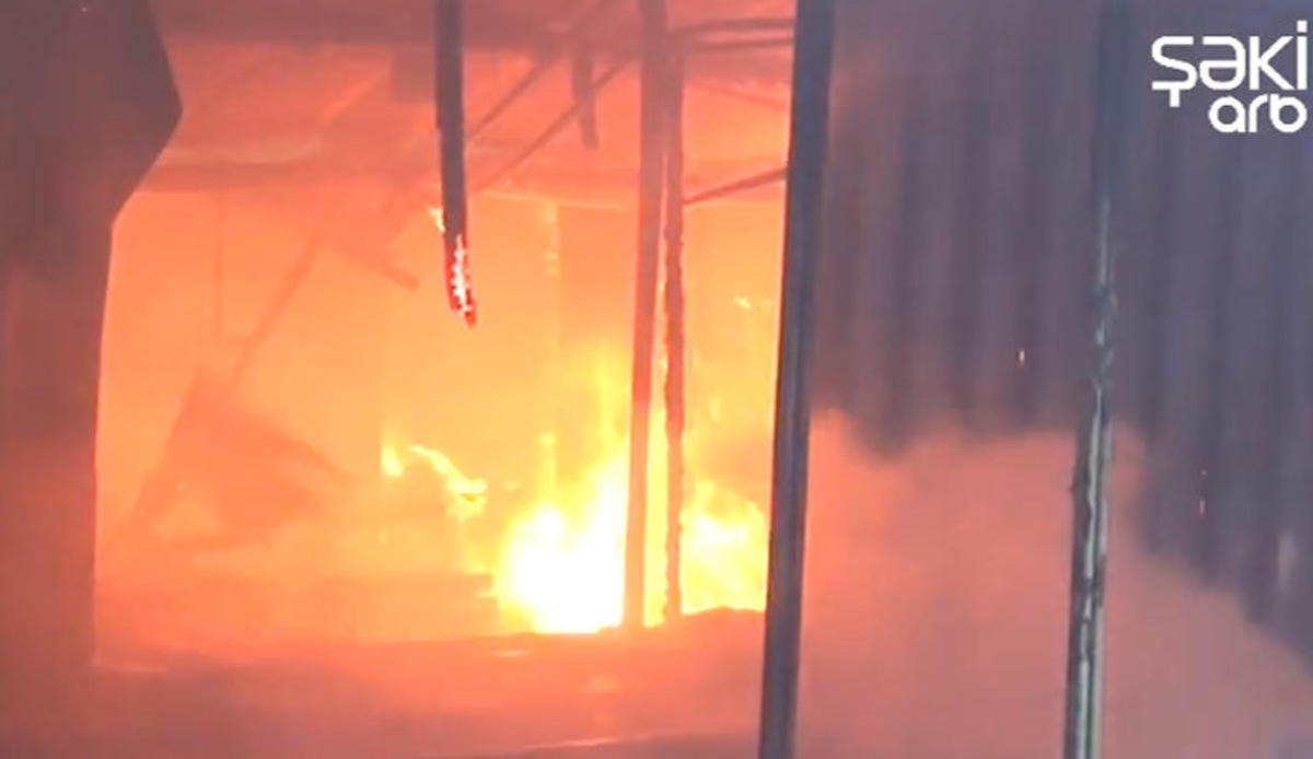 В Азербайджане сгорел торговый центр