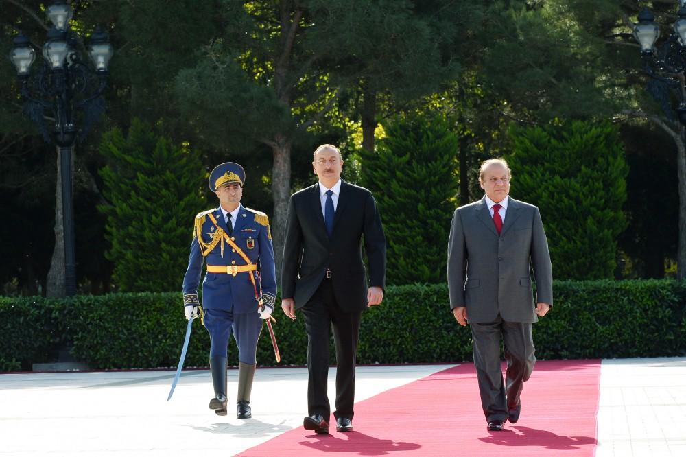 Президент Ильхам Алиев и премьер-министр Пакистана Наваз Шариф выступили с заявлениями для печати