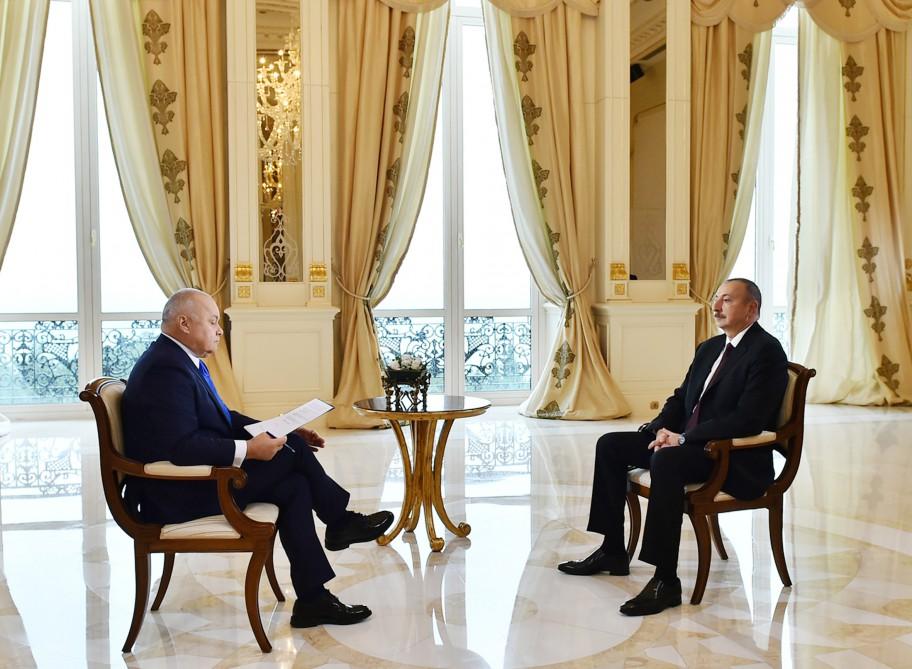 Президент Ильхам Алиев: Кризис нефтяных цен показал, что нужно очень экономно расходовать средства
