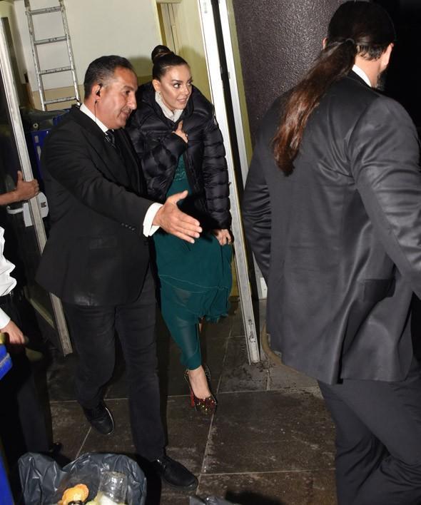 Murad Boz, sevgilisi və Hadisə Ebru Gündeşin konsertində