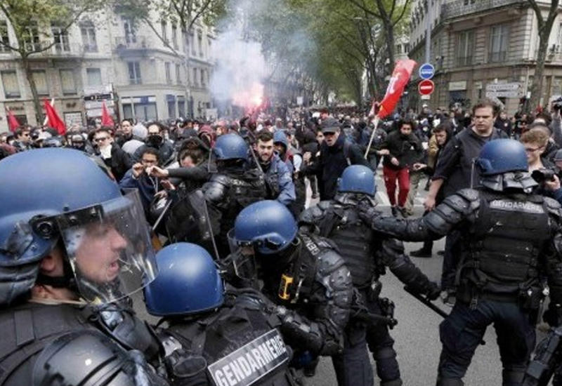 Французские полицейские устроили акцию после потасовки с хулиганами