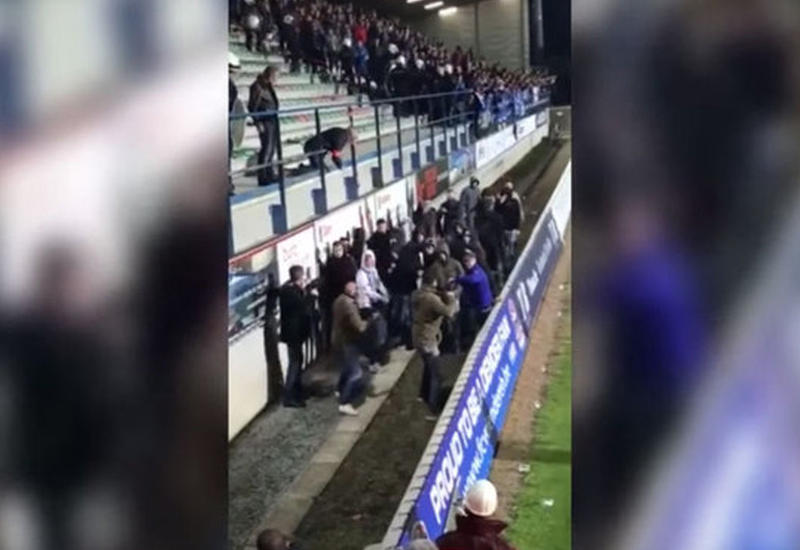 Трое полицейских разогнали толпу болельщиков в Нидерландах