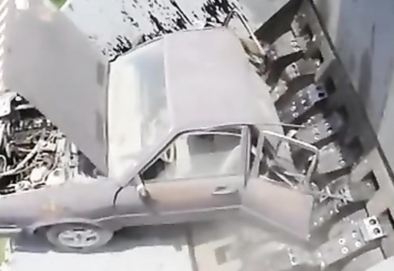 Индустриальный шредер для металла перемалывает машину