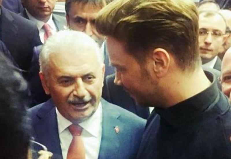 Baş nazir müğənni ilə zarafatlaşdı