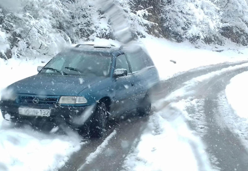 Qubada güclü qar rayonun 8 kəndi ilə əlaqəsini kəsdi