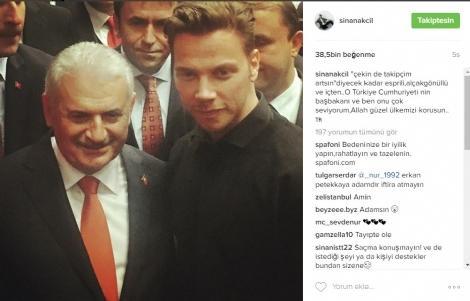 Baş nazir müğənni ilə zarafatlaşdı