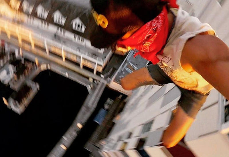 Экстремал без страховки спрыгнул в воду с крыши 40-метрового здания