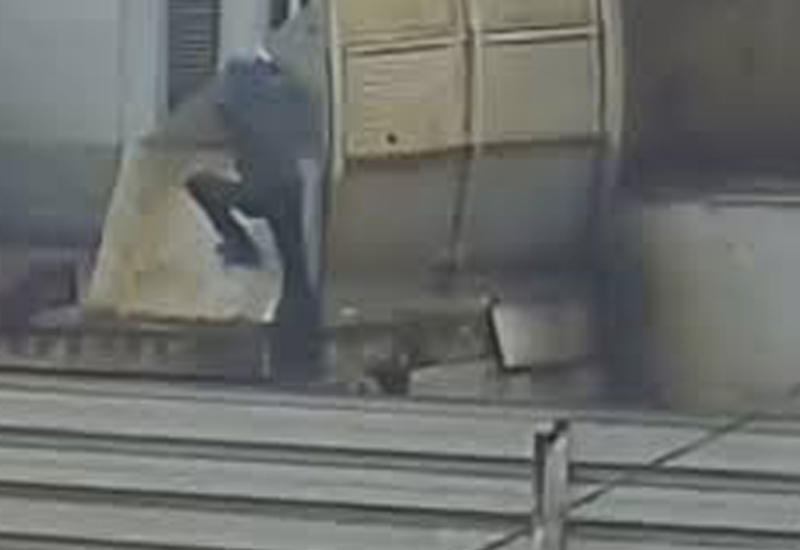 Камеры сняли, как поезд сбивает мужчину воздушной волной