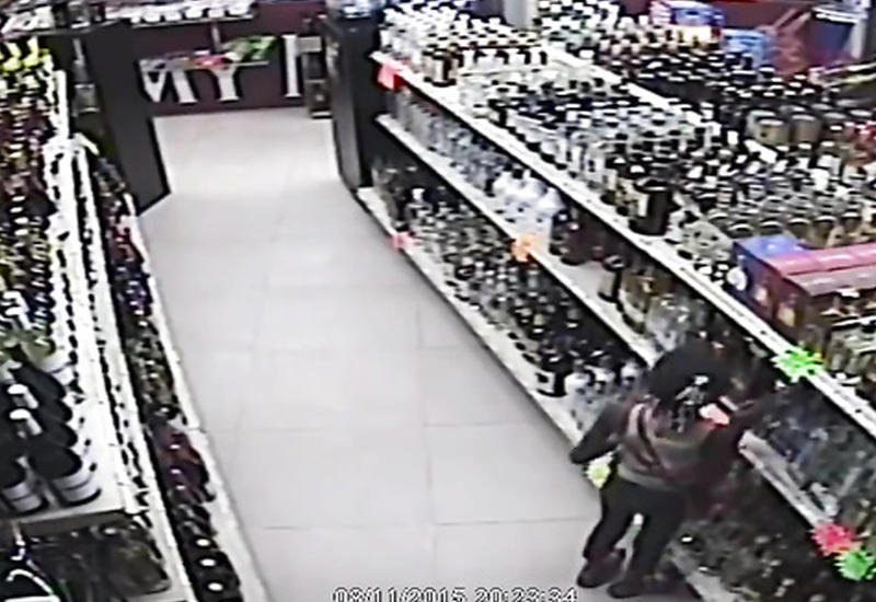 Мать научила свою дочь воровству прямо в магазине