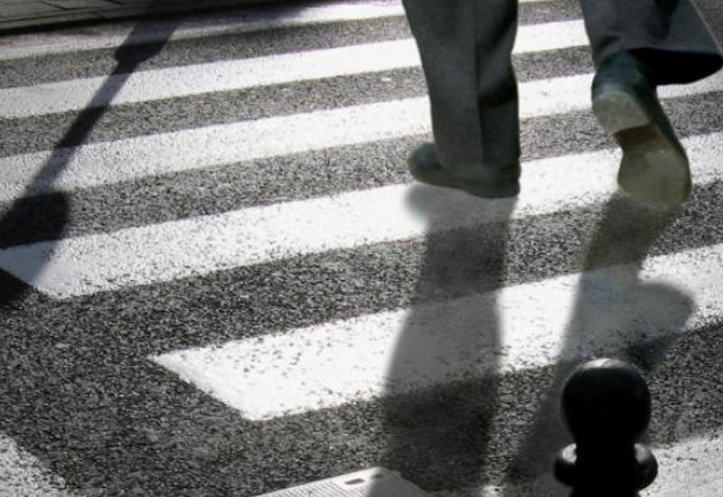 В Баку грузовик сбил парня на тротуаре