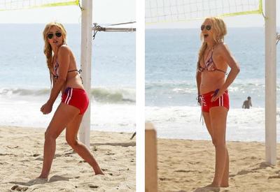 58-летняя Шэрон Стоун прошлась в бикини по пляжу в Малибу <span class="color_red">- ФОТО</span>