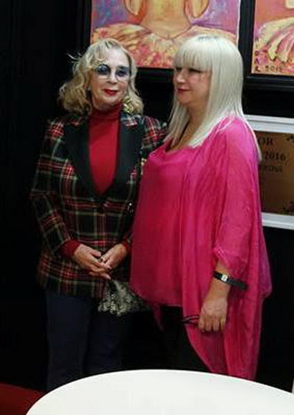 Азербайджанская художница представила свои картины в Лувре