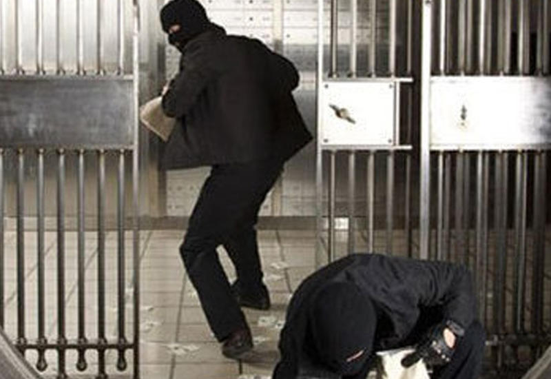 Дерзкий налет на питерский банк попал на камеры