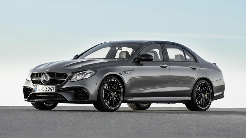 Mercedes-Benz похвастал самой мощной версией Е-класса, умеющей ездить боком