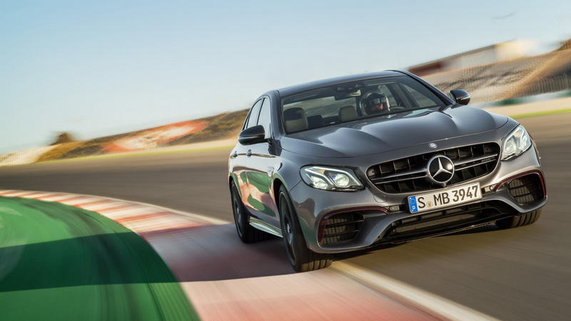Mercedes-Benz похвастал самой мощной версией Е-класса, умеющей ездить боком