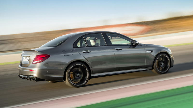 Mercedes-Benz похвастал самой мощной версией Е-класса, умеющей ездить боком