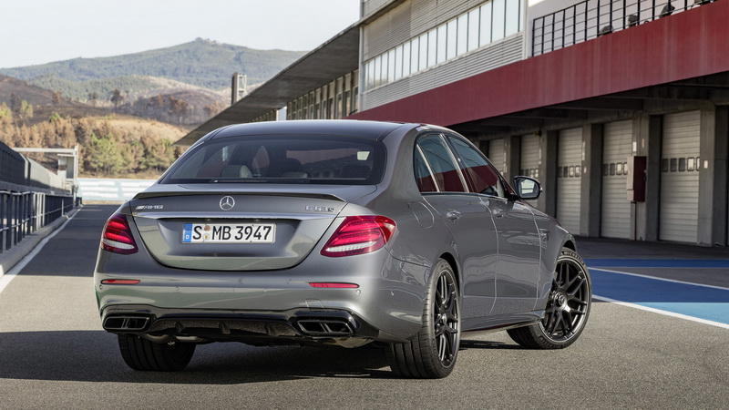 Mercedes-Benz похвастал самой мощной версией Е-класса, умеющей ездить боком