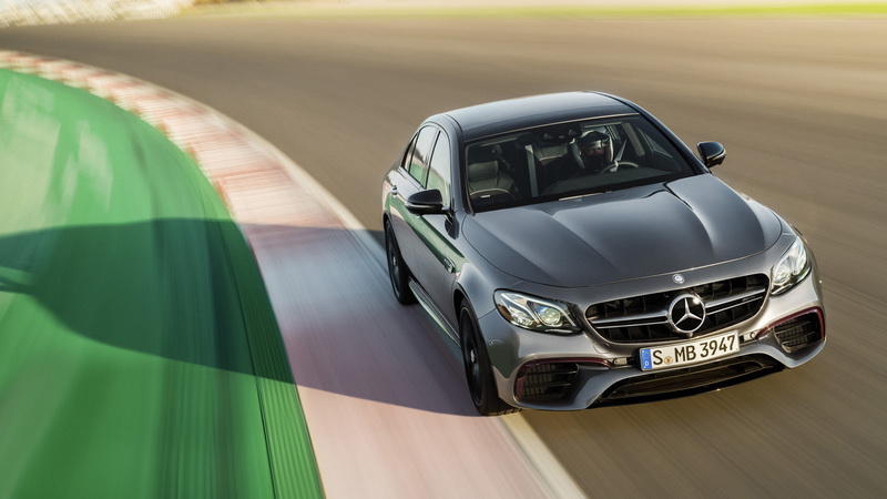 Mercedes-Benz похвастал самой мощной версией Е-класса, умеющей ездить боком