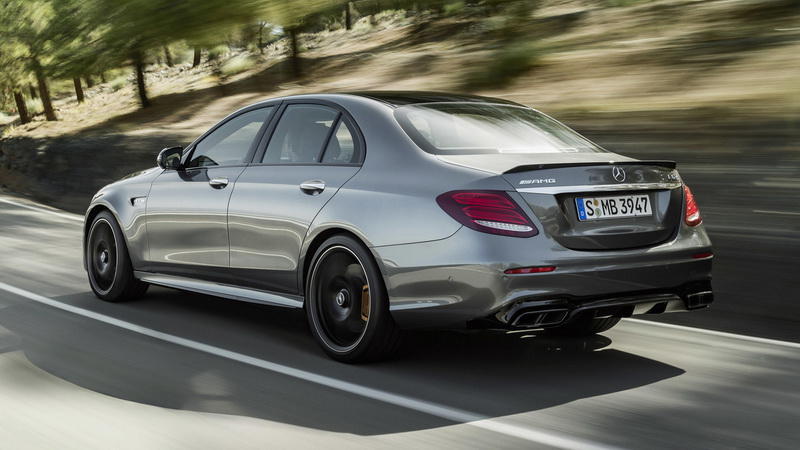 Mercedes-Benz похвастал самой мощной версией Е-класса, умеющей ездить боком