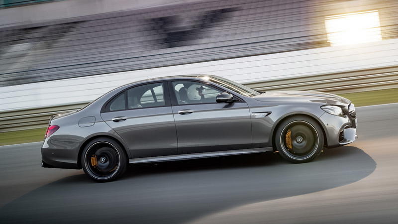 Mercedes-Benz похвастал самой мощной версией Е-класса, умеющей ездить боком