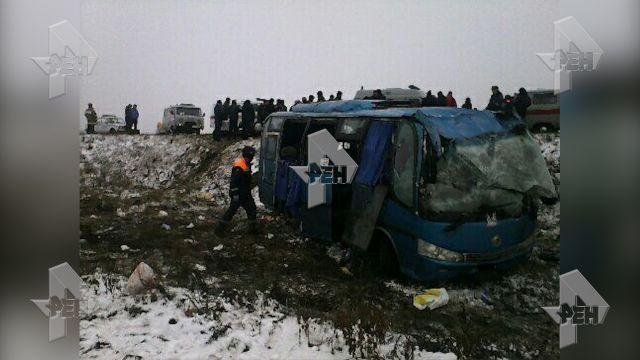 Под Саратовом автобус вылетел в кювет, много раненых