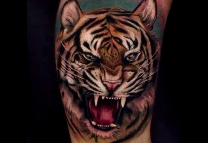 Нетипичный способ избавиться от татуировок на лбу