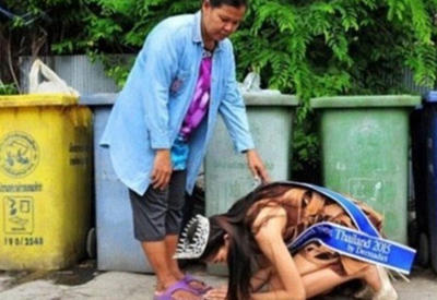 Тайская королева красоты стала на колени перед матерью, работающей дворником <span class="color_red">- ФОТО</span>