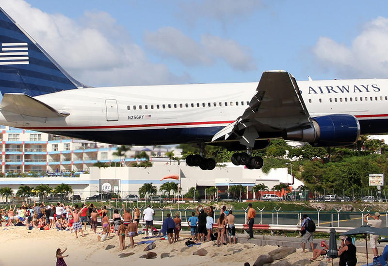 Boeing 747 едва не приземлился на толпу людей на карибском пляже