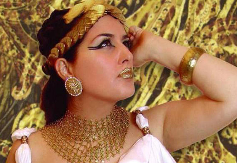 Elza elə şeir yazdı ki...: "Sındırmağa qozum yoxdur, sındırıram fındığımı"