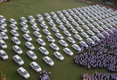 Индийский бизнесмен подарил своим сотрудникам 1260 машин и 400 квартир <span class="color_red">- ФОТО</span>