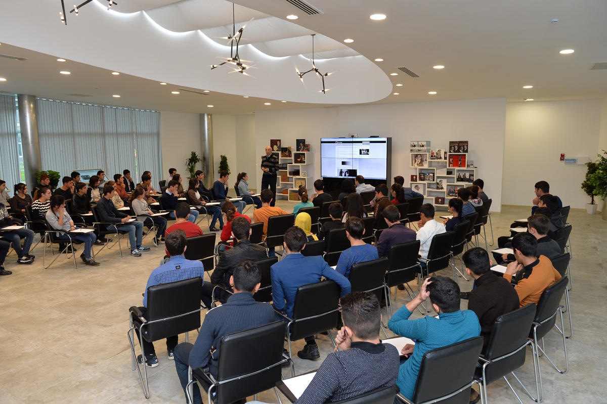 В Школе искусств Гейдара Алиева прошел тренинг на тему "Основы современной фотографии"