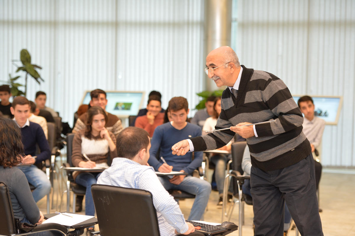 В Школе искусств Гейдара Алиева прошел тренинг на тему "Основы современной фотографии"