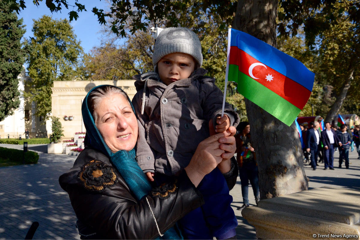 В Баку состоялось флаговое шествие