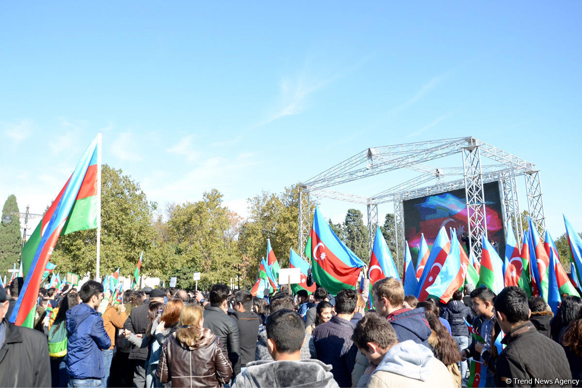 В Баку состоялось флаговое шествие