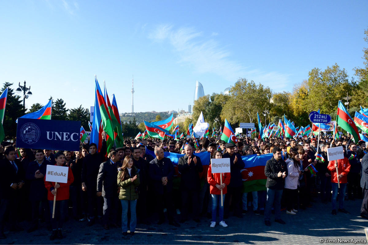 В Баку состоялось флаговое шествие
