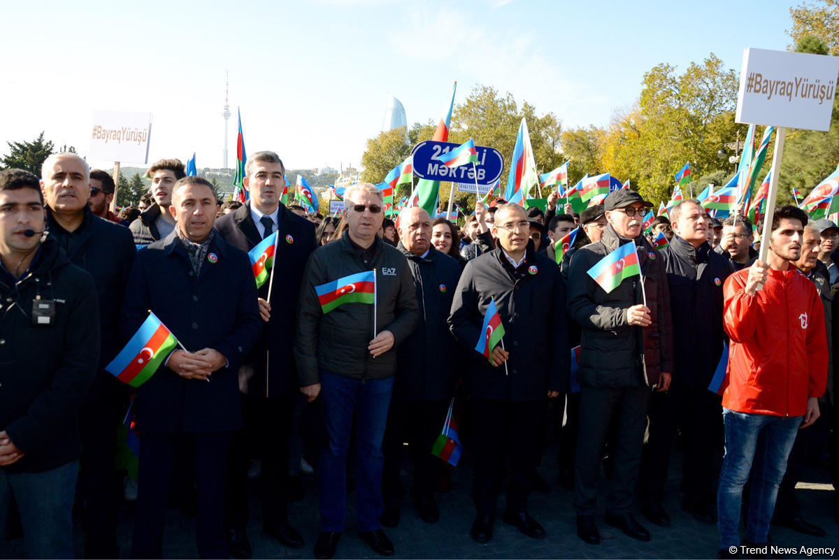 В Баку состоялось флаговое шествие