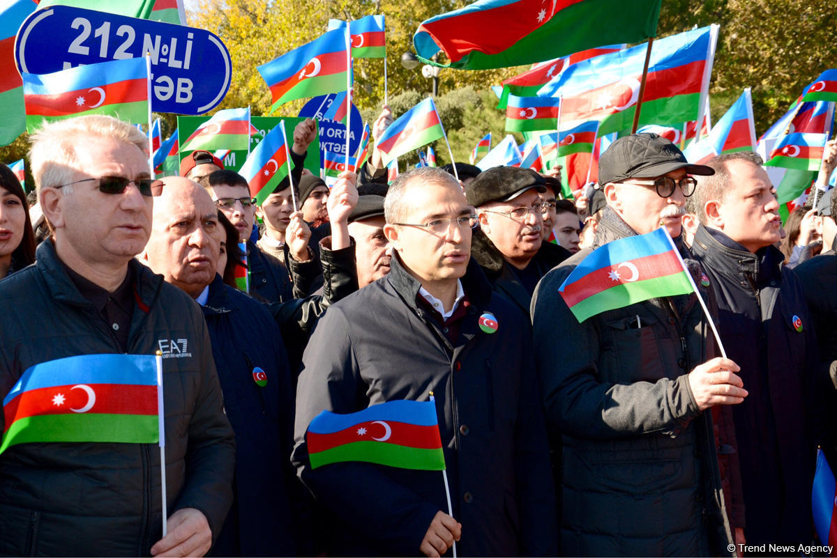 В Баку состоялось флаговое шествие