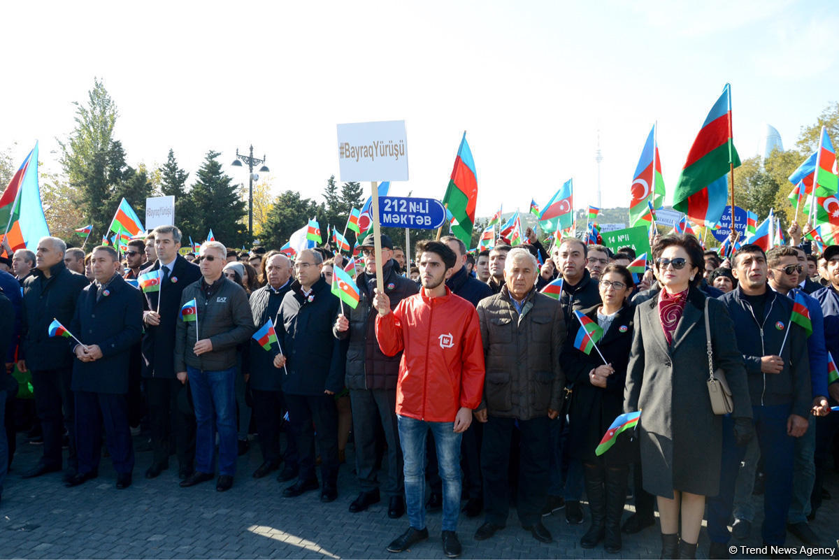 В Баку состоялось флаговое шествие