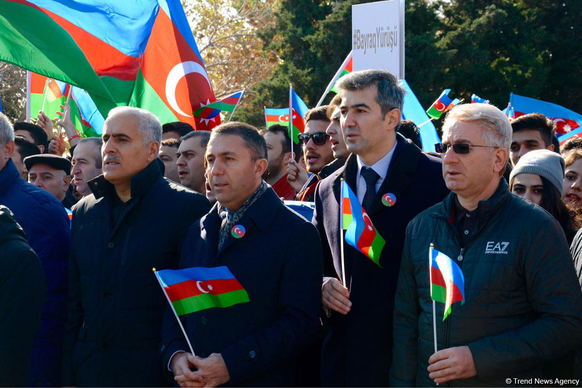 В Баку состоялось флаговое шествие