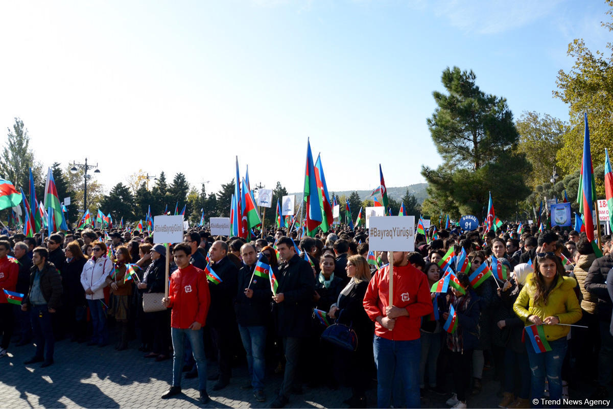 В Баку состоялось флаговое шествие