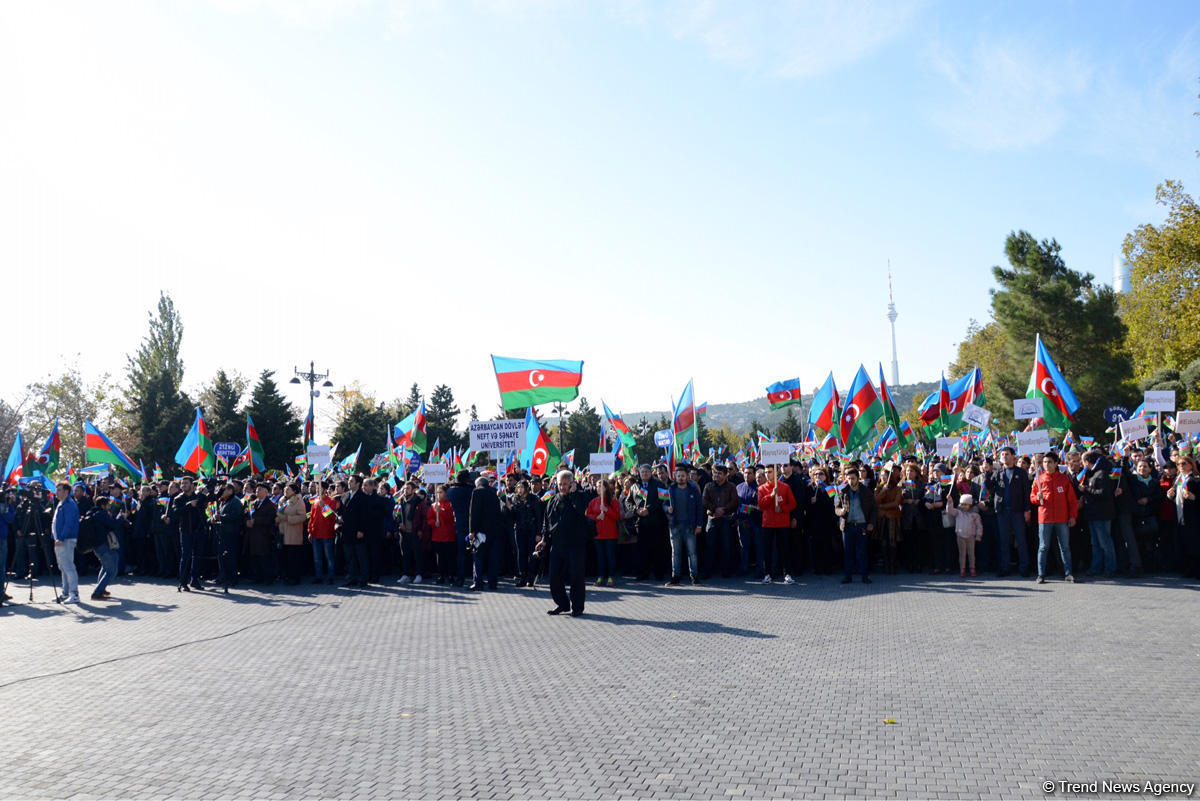 В Баку состоялось флаговое шествие