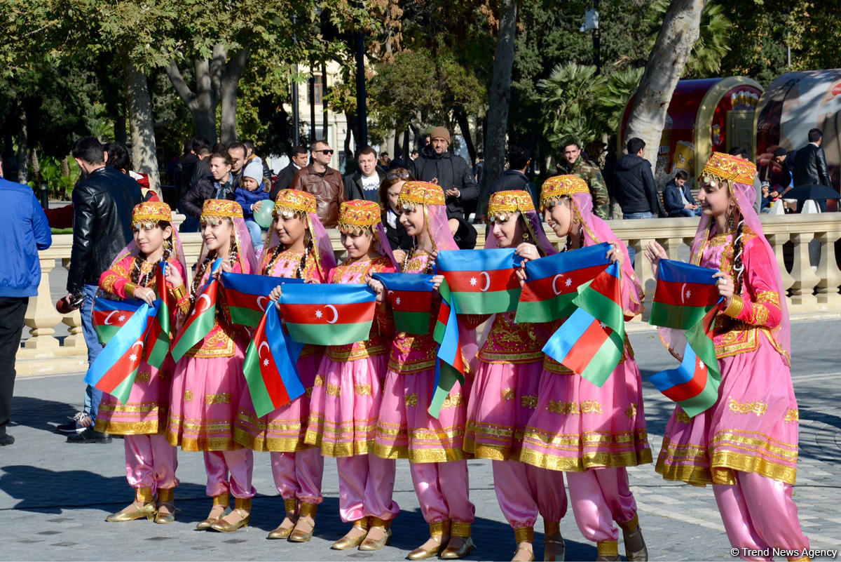 В Баку состоялось флаговое шествие