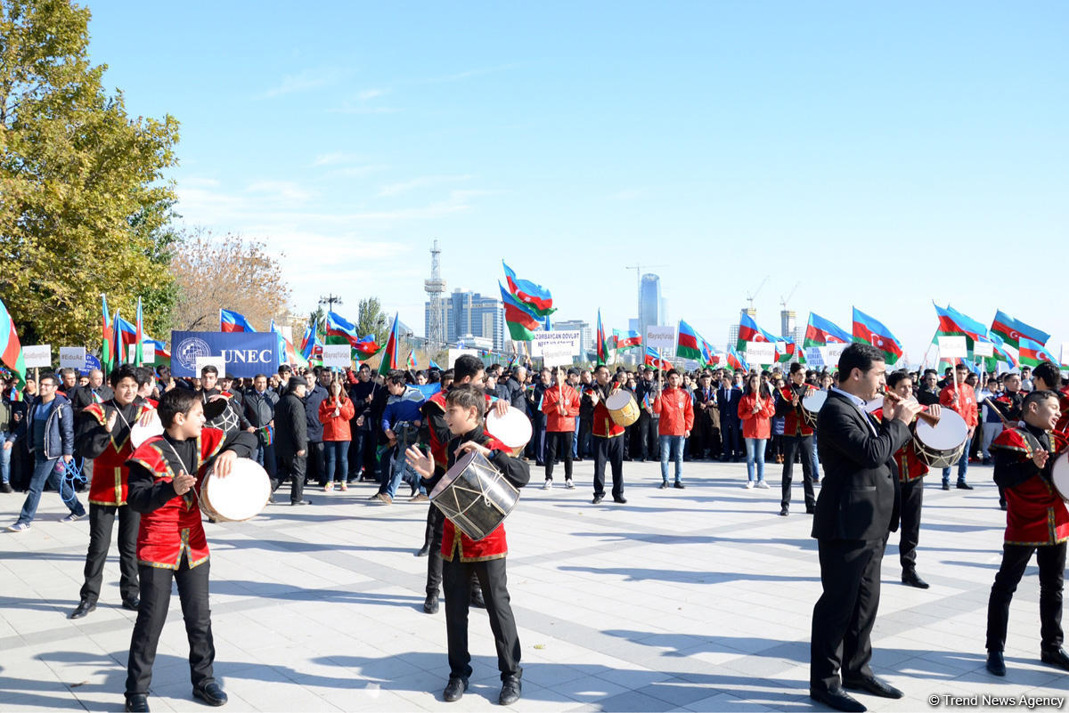 В Баку состоялось флаговое шествие