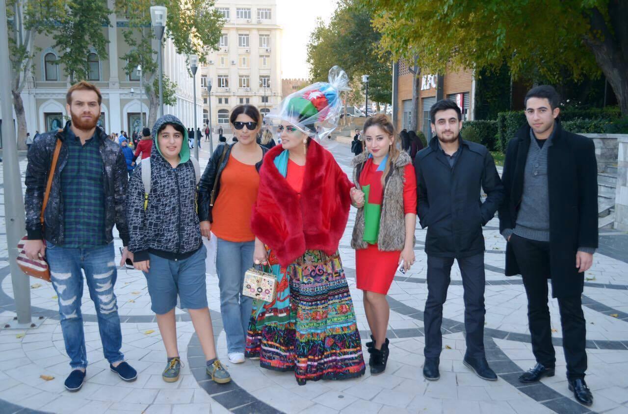 Elza küçəyə bu geyimdə çıxdı