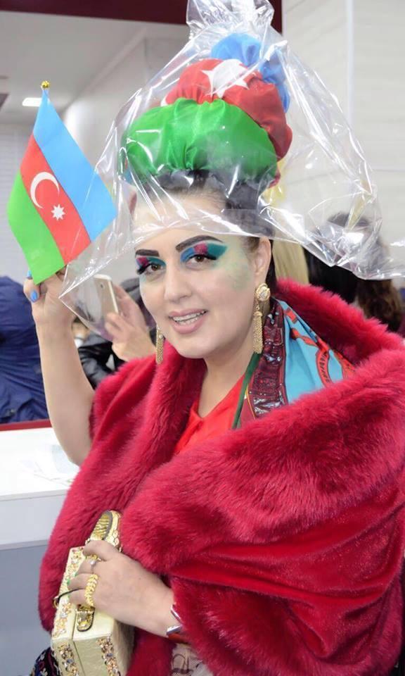 Elza küçəyə bu geyimdə çıxdı