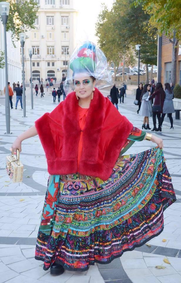 Elza küçəyə bu geyimdə çıxdı