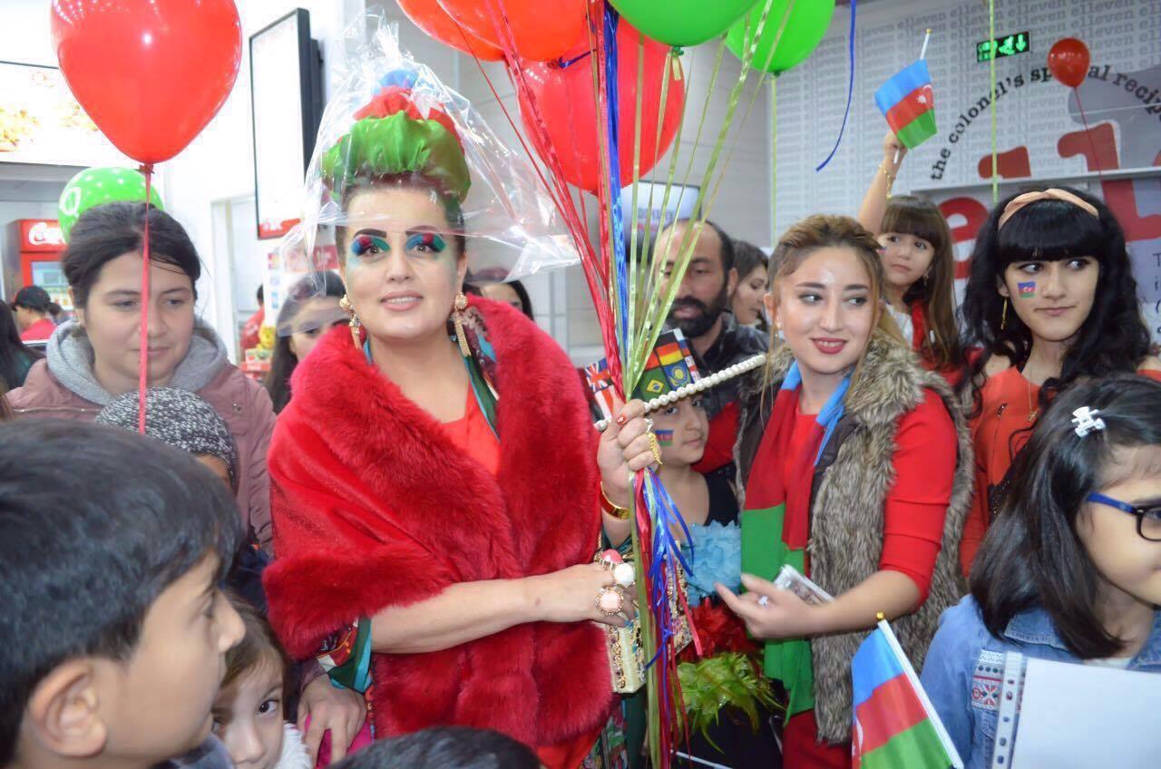 Elza küçəyə bu geyimdə çıxdı