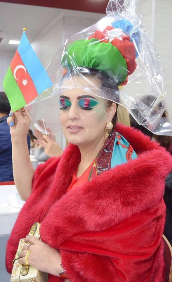 Elza küçəyə bu geyimdə çıxdı