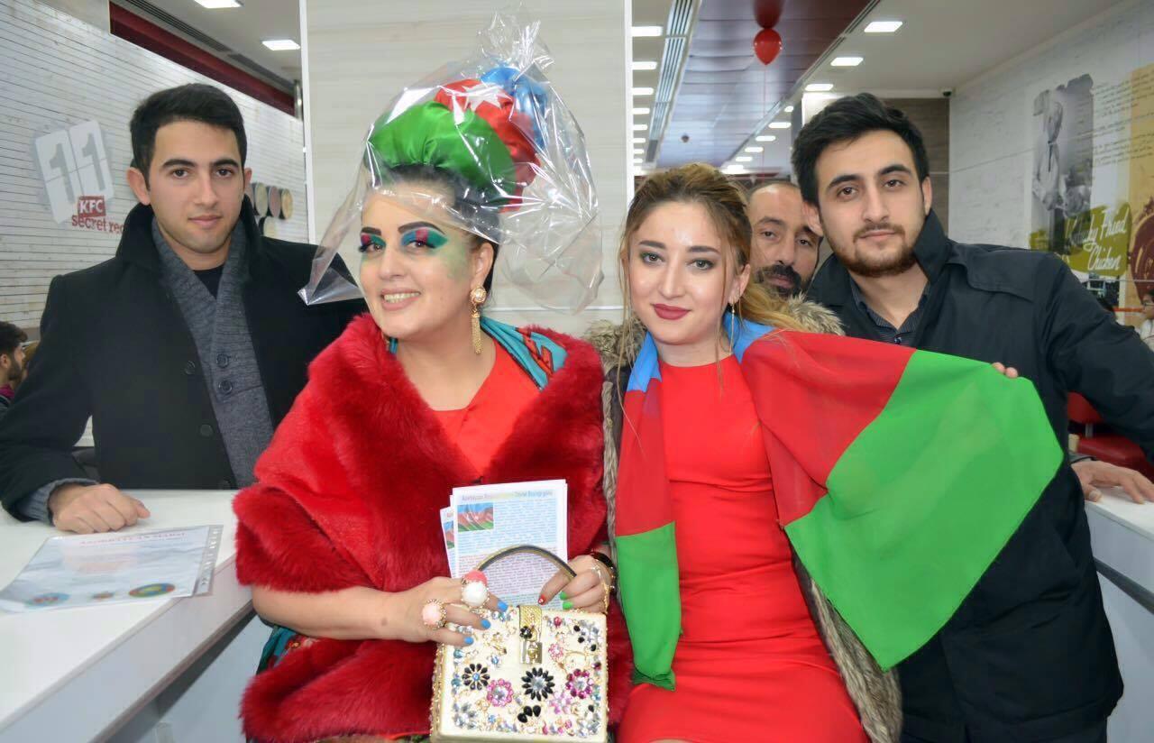Elza küçəyə bu geyimdə çıxdı