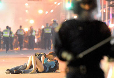 Помните этот снимок? Посмотрите, что стало с этой влюбленной парой <span class="color_red"> - ФОТО</span>